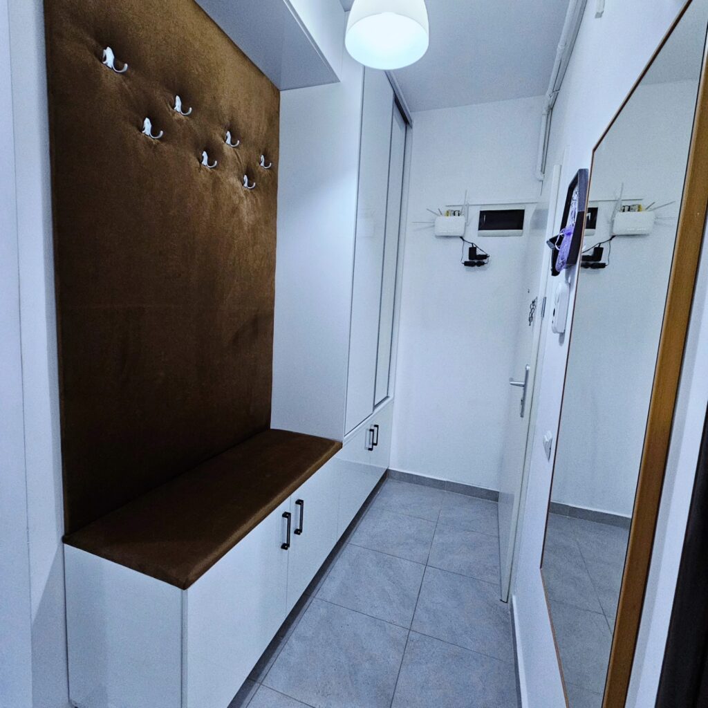 cuier hol cu placa tapitata