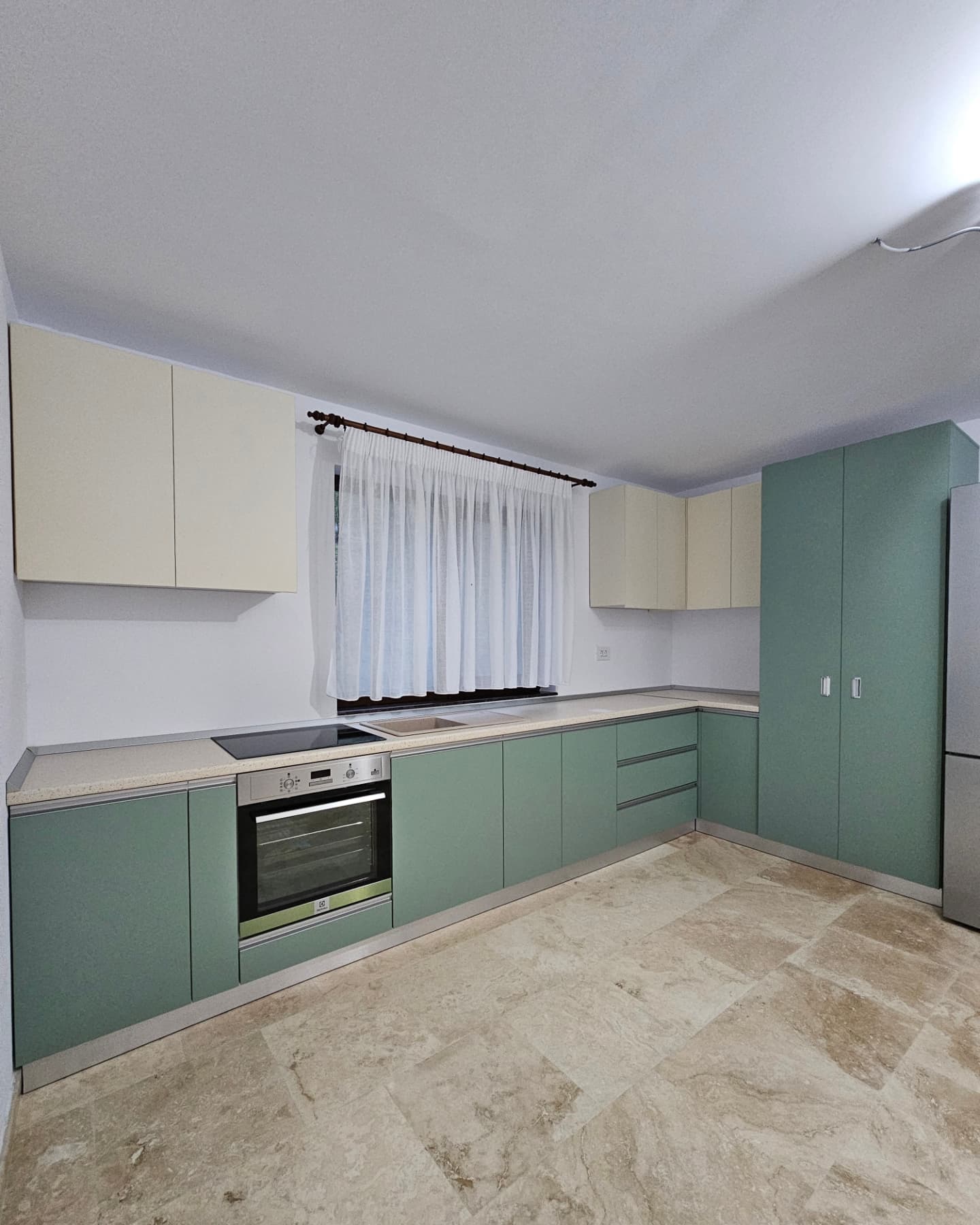 Mobilier bucatarie din MDF mat cu amortizor