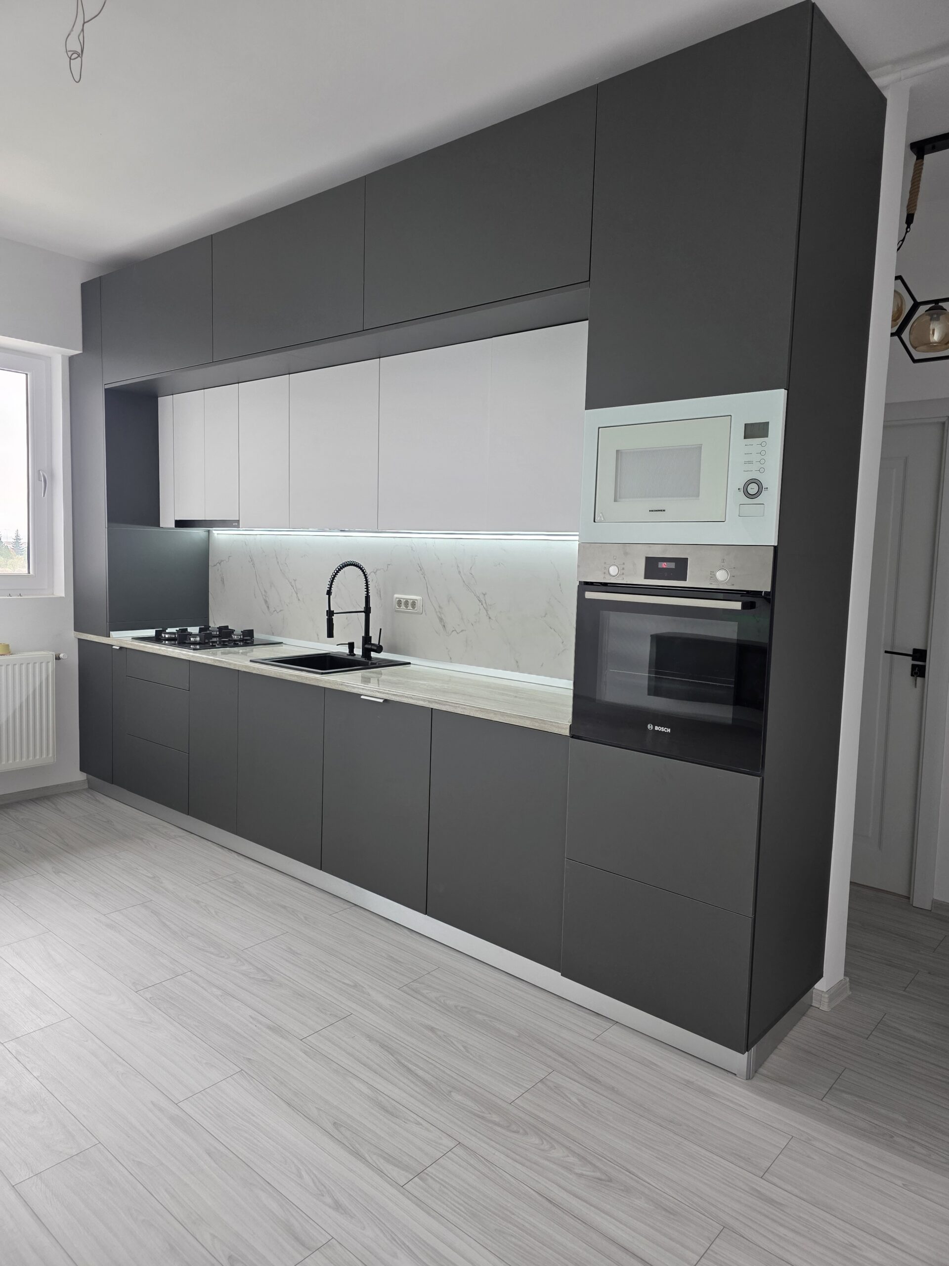 mobila bucatarie antracit cu led